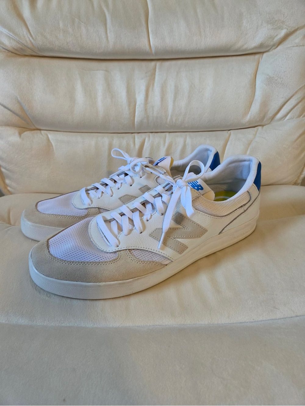New Balance Men’s White & Blue Low-Top Sneakers